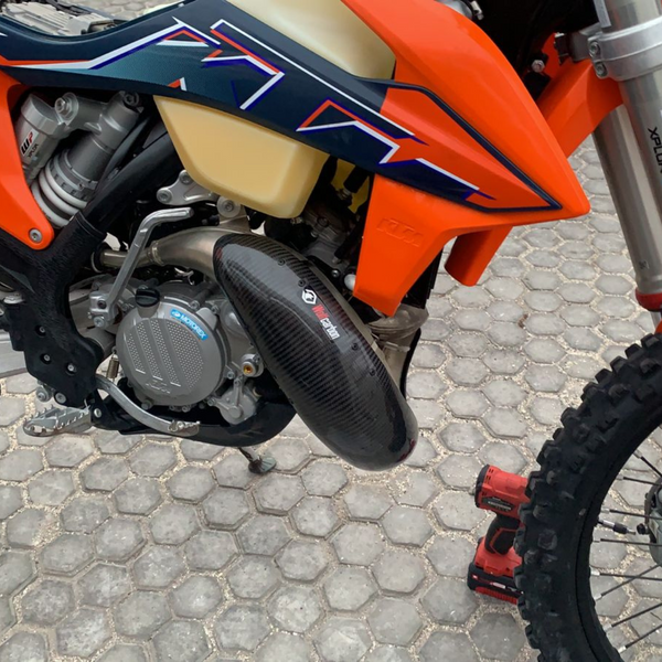 Protector de pipa de carbono Ktm-Husqvarna 150cc / 2020-2023