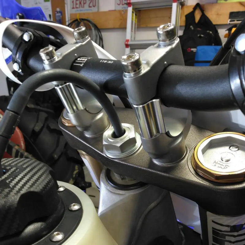 Kit elevadores manillar Tusk con pernos de acero 12.9