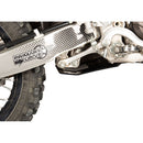Protector de bieletas Tusk Impact instalado en moto de enduro sobre placa protectora