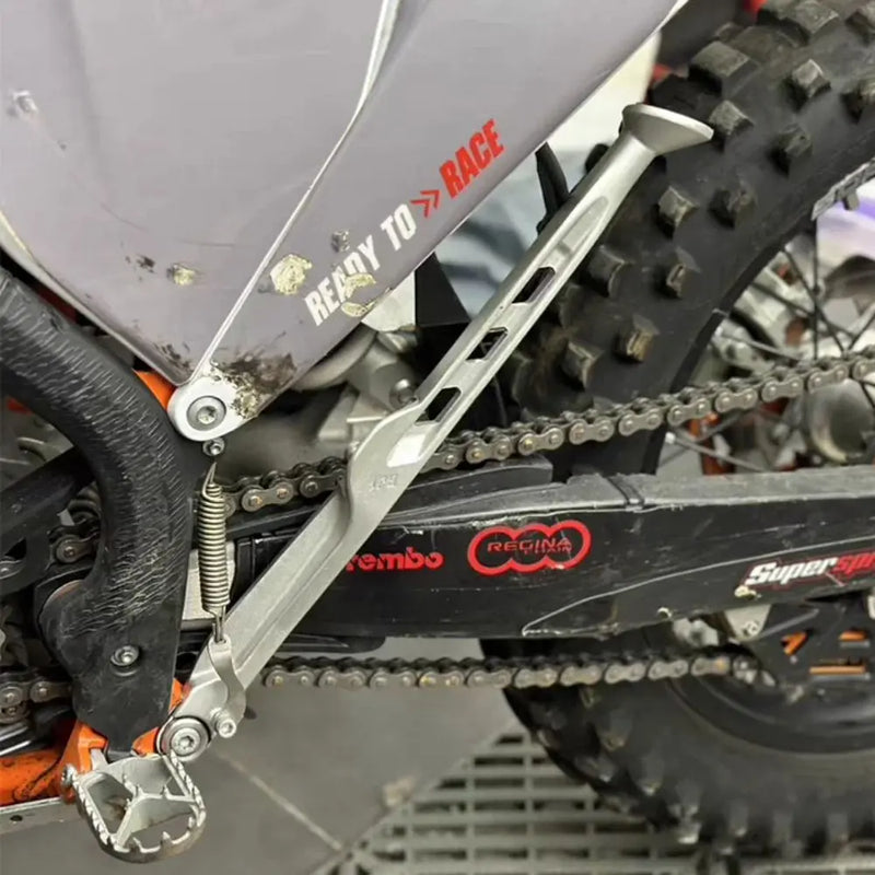 Soporte Lateral o Pata apoyo para Motos Enduro Husqvarna / KTM / GasGas – Aluminio Forjado - 2024-2025