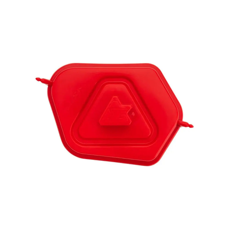 Detalle de tapa de lavado Tusk con tornillo y junta de sellado para filtro de aire de motos enduro