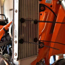 Ventilador fijado con amarras al radiador de moto enduro